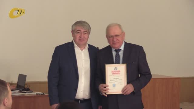 ГЛАВА ЖЕЛЕЗНОГОРСКА ВРУЧИЛ ПОЧЕТНУЮ ГРАМОТУ ДИРЕКТОРУ ШКОЛЫ №13 ВАСИЛИЮ ЯКУНИНУ