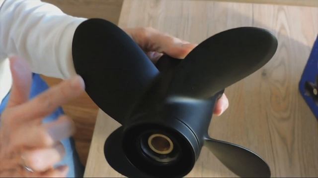 Распаковка четырехлопастного винта Солас для лодочного мотора Tohatsu MFS 9.9 - 20E.