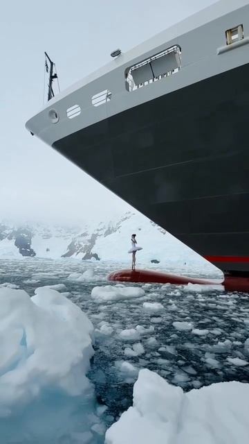 Французская балерина Виктория Добервиль станцевала на носовом бульбе корабля в Антарктиде.