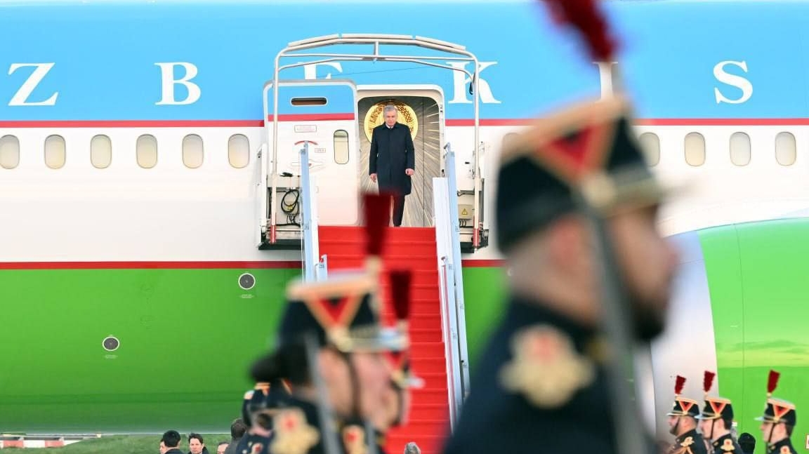 В Париже торжественно встретили Президента Шавката Мирзиёева, прибывшего во Францию с государственны