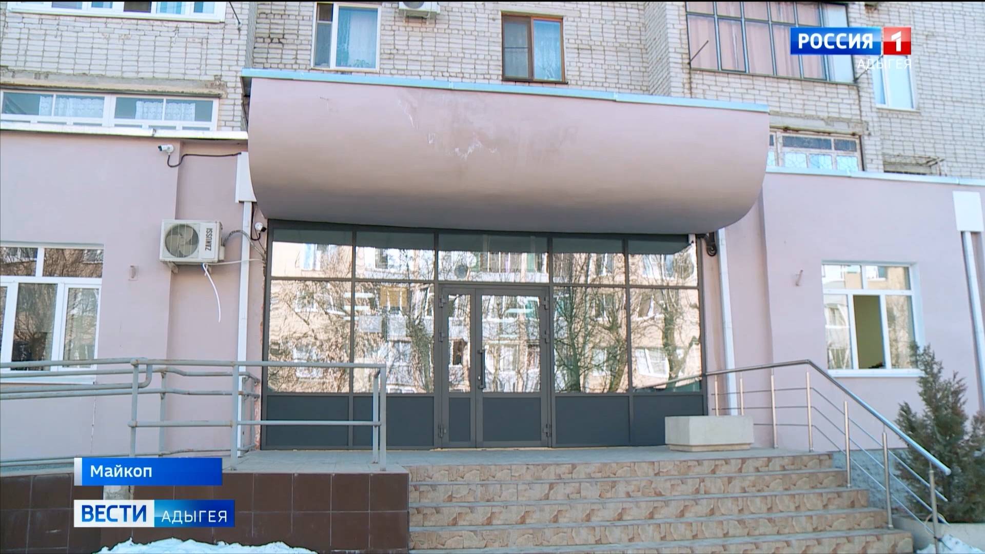 В Майкопе продолжается капитальный ремонт поликлиники  по улице Первомайской