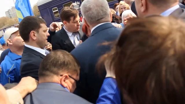 Жириновский раздаёт деньги в Коврове