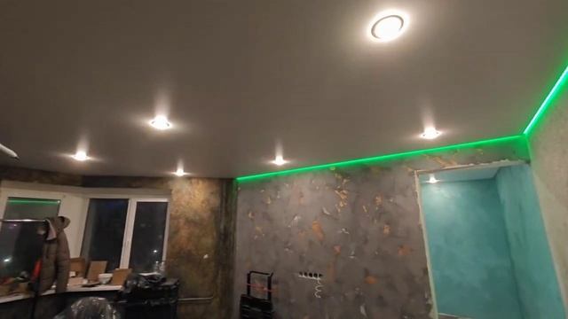 Натяжные потолки в квартире на теневом профиле ПВХ Бизон и парящем профиле Flexy Fly02.
