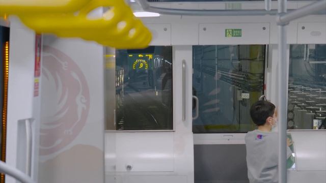 Head-up display on Chengdu metro - powered by LUMINEQ transparent in-glass display