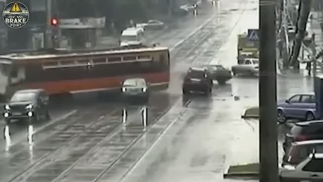 105 ШОКИРУЮЩИХ АВТОКАТАСТРОФ С УЧАСТИЕМ ИДИОТОВ В АВТОМОБИЛЯХ