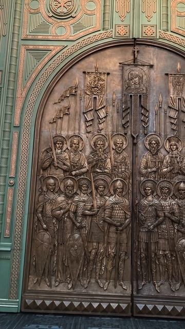 Ты войдёшь однажды в Божий храм,
Не поняв, что это сердца зов.
Без молитвы, без креста, но сам…