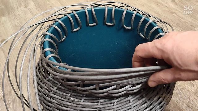 кувшин из ротанга необычной формы