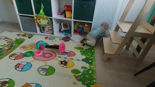Валера играет с пирамидкой и двигает башню помощника.mp4