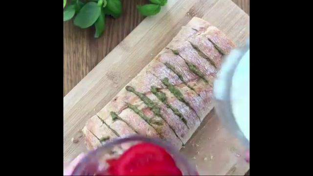Чиабатта с начинкой из томатов, моцареллы и базилика. Кулинар