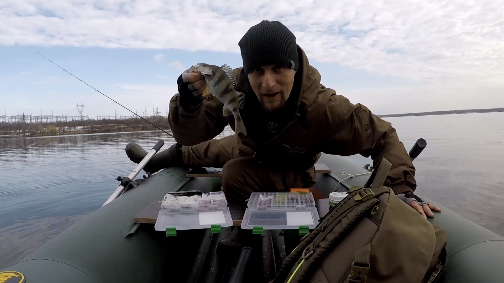 Рыбалка🎣, и зачем далеко ходить,🐟окунь клюет прямо под🚤 лодкой!