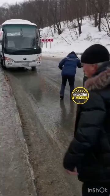 Обстановка на Сахалине, где на обледеневшей трассе столкнулись четыре фуры