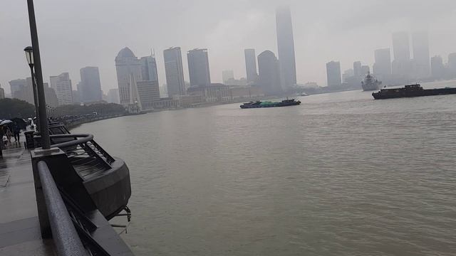 Транзит через Шанхай. Пару часов в дождливом городе. Пешеходная Nanjing Road, небоскребы.