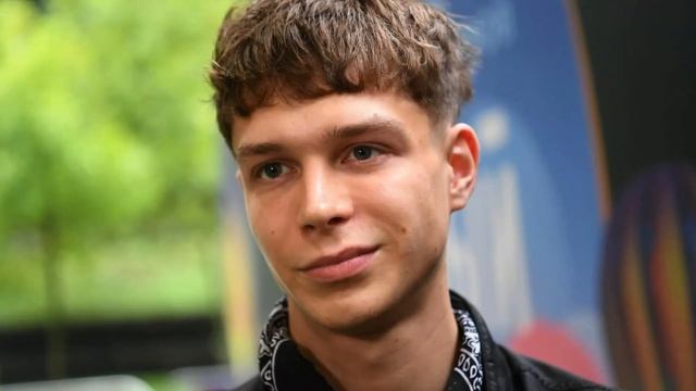 Глеб Калюжный будет служить! Военкомат вручил ему повестку