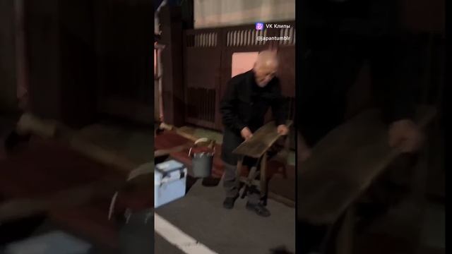 Перевозная раменная и японскиц дедуля готовит рамен