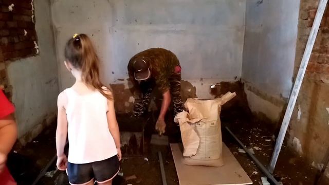 Телеперестройка продолжается! 😃 Заливаем полы. Неожиданный гость!