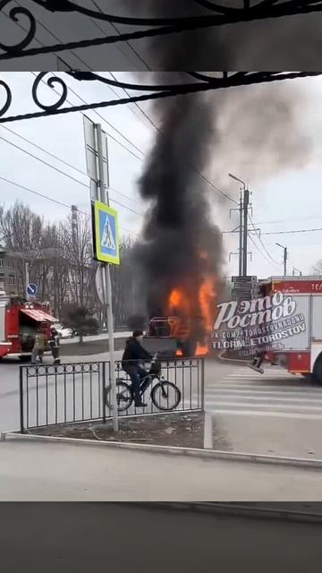 СГОРЕЛ ПОЛНОСТЬЮ: по улице Морозова в Таганроге внезапно вспыхнул трактор. 🔥
