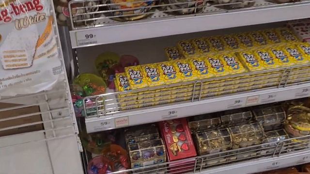 Jalan-jalan ke Big C, surganya aneka snack di Bangkok. Hanya 5 menit jalan kaki dari Platinum mall.