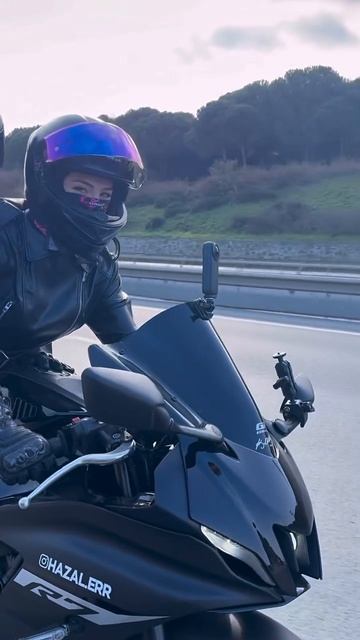 Моточаровницы 😍

#r7
#yamaha
#motogirl #bikergirl
#fyp #reels #motorcycle