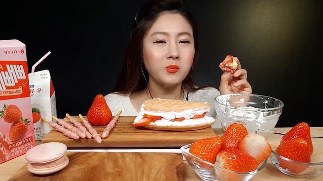 🍓 딸기 마카롱 먹방 생크림 와플 먹방 디저트 리얼사운드 먹방 ASMR MUKBANG STRAWBERRY WAFFLE MACARON DESSERT いちご Eating Sounds