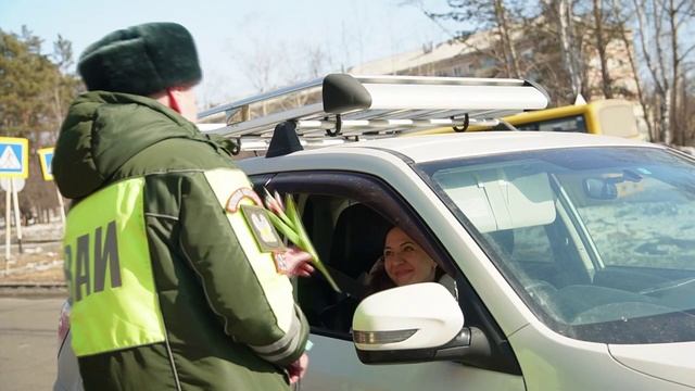 Весна на дорогах Амурского района: «Цветы для автоледи» и сладкие подарки для маленьких сердец.