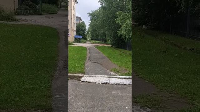Продолжение разборки начавшегося ремонта дорожки между 1 школой и бывшим садиком