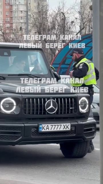 Ухилянт прокатил НАТОвского полицая Украины на капоте Мерседеса в Киеве