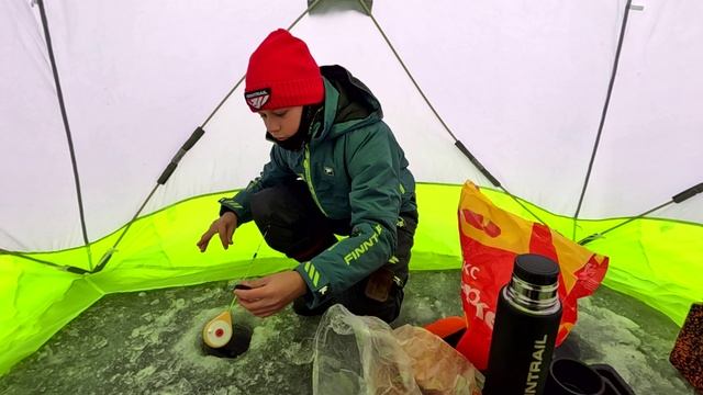 ОПАСНАЯ РЫБАЛКА НА ОЧЕНЬ ТОНКОМ ЛЬДУ.