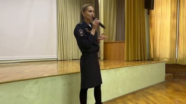 Сотрудники городского Управления МВД России поздравляют с Международным женским днем