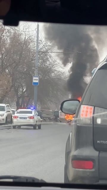 Недалеко от Гулливера горит машина 🤯