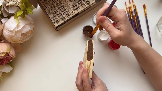 Раскрашиваем домики для гирлянды.