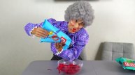 История для детей как Арина играет в игру волшебные чипсы с няней