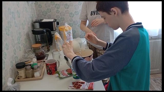 готовлю с моей сестрой Викторией шоколадный торт 🎂 🍫на 8 марта