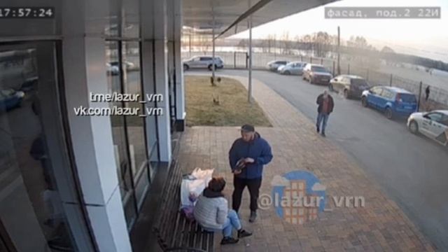 ЧУТЬ НЕ УБИЛО: в ЖК "Лазурный" неизвестные сбросили кирпич на тротуар. Он едва не убил парня.