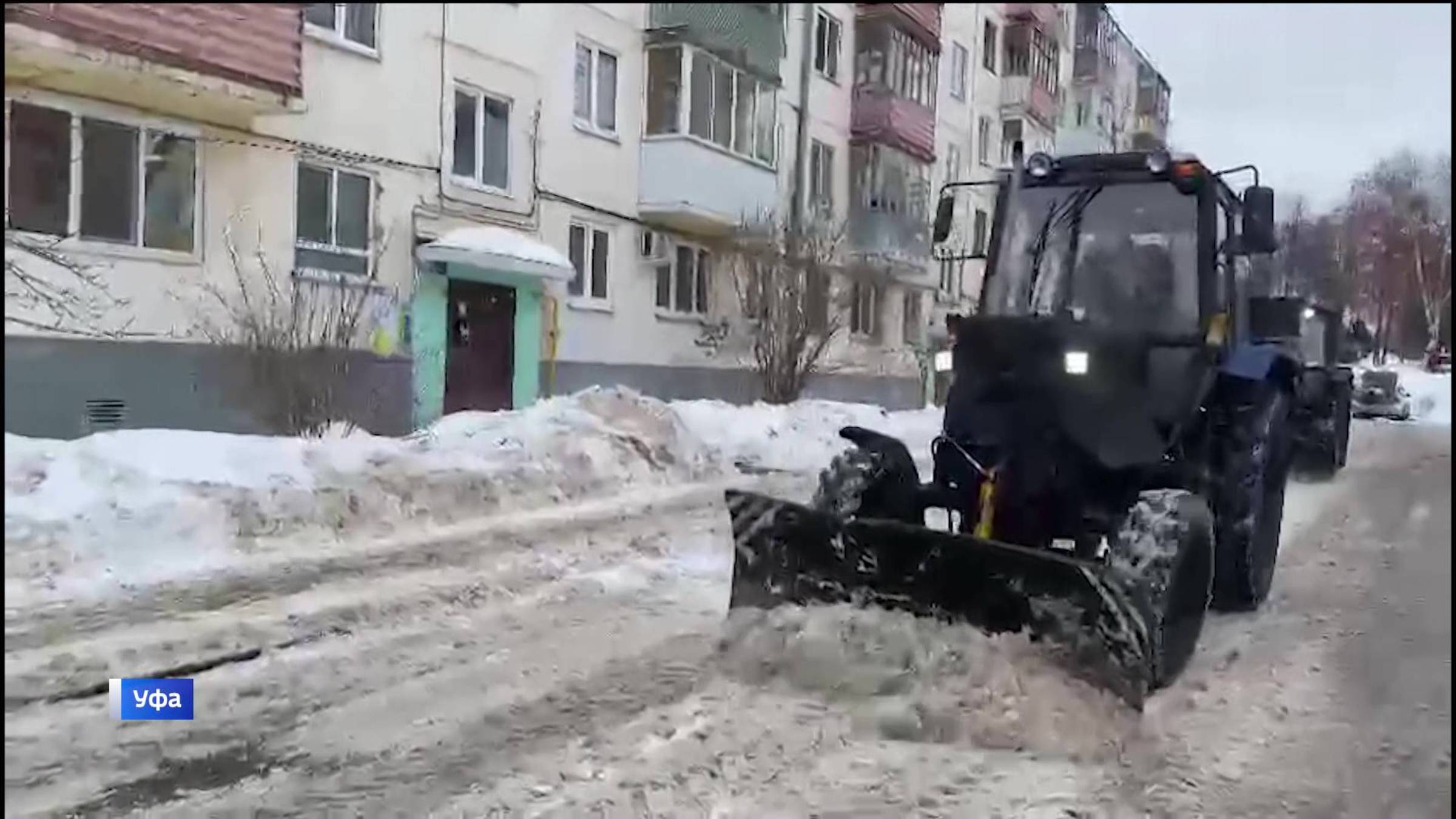 В уфимских дворах продолжаются уборка и вывоз снега