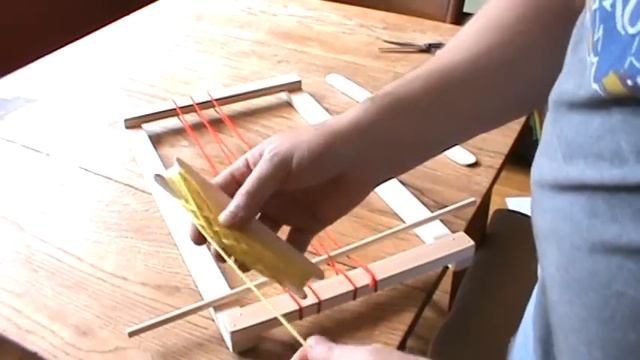 How to weave with a simple frame loom