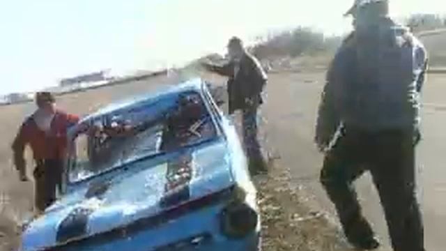 Местные гопники ломают запорожец