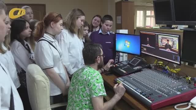 СТАРШЕКЛАССНИКИ ИЗ ЩКОЛЫ №9 ПОСЕТИЛИ ОФИС ТРК "СТВ" С ЭКСКУРСИЕЙ И ПОЗДРАВИЛИ ЖЕНЩИН С 8 МАРТА