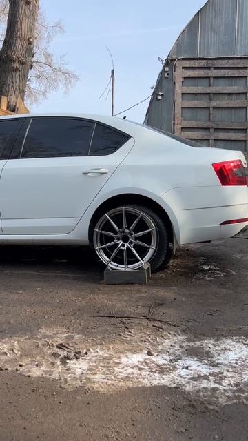 Skoda Octavia на примерке дисков в 18-м диаметре