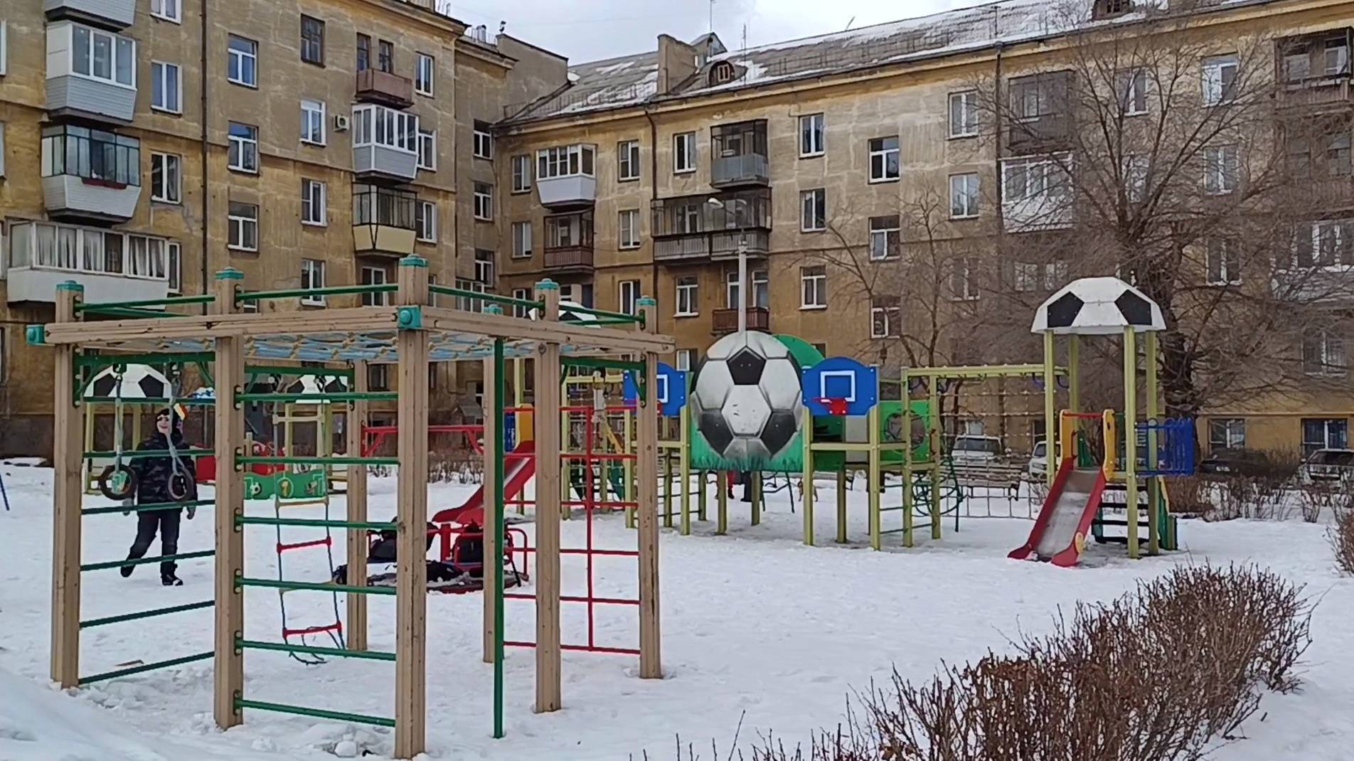 Магнитогорск, прогулка по дворам Ленинского района (10.03.2025)