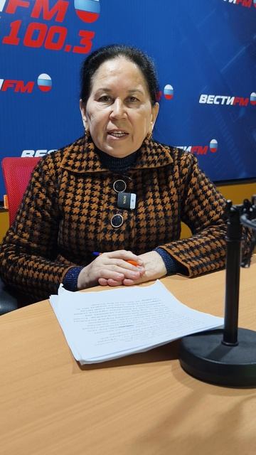 У микрофона Зафира Магомедова шеф-редактор вещания на Ногайском языке.