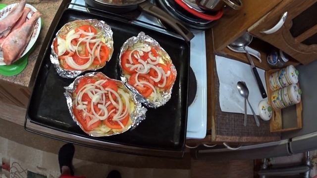 морской окунь на лодке под лимоном