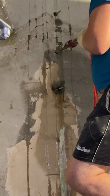 Гидроизоляция по деф.шву  #бетон #ремонт #гидроизоляция #experiment #стройка #renovation #diy #дом