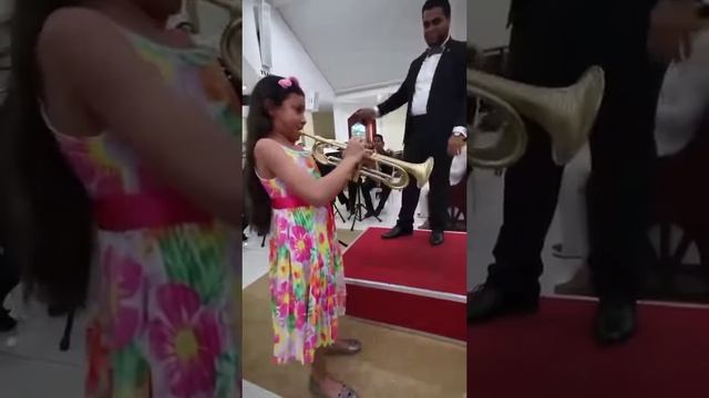Девочка играет на трубе