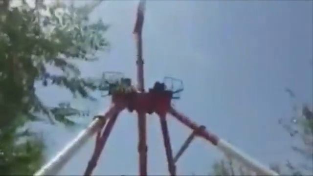 Развалилась конструкция аттракциона "Маятник"