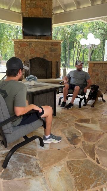 Aybo alerting to a passive man in a chair #workingk9