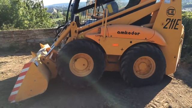 Amkodor 221E - Skid steer loader (Šmykom riadený nakladač)