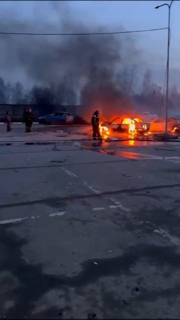 На парковке "Мираторга" в Домодедово сгорело более 20 машин после атаки БПЛА. Москвач
