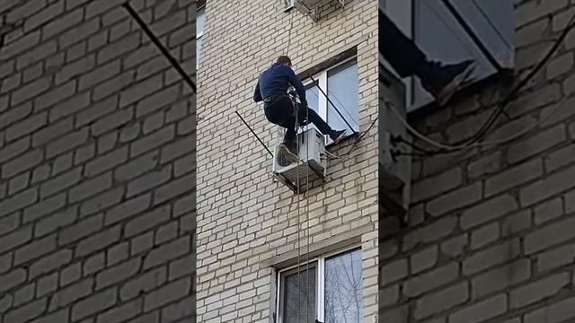 котёнок упал с окна 4 этажа, спасение котенка с отлива 3 этажа, где никто не живёт.