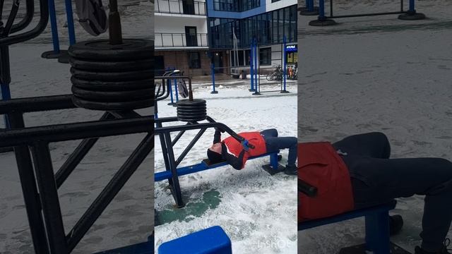 Плюсы и минусы жима лёжа в дворово квартирном атлетизме !!! 🤪🤪🤪