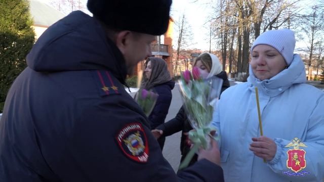 Во Владимирской области сотрудники полиции поздравили с 8 Марта жительниц и гостей региона